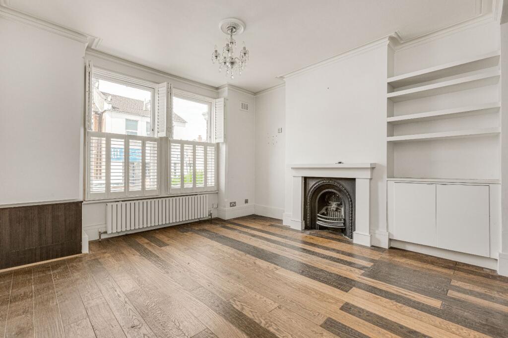 1 bed 1st Floor Flat for rent in Fulham. From Chestertons Estate Agents - Fulham Road Lettings