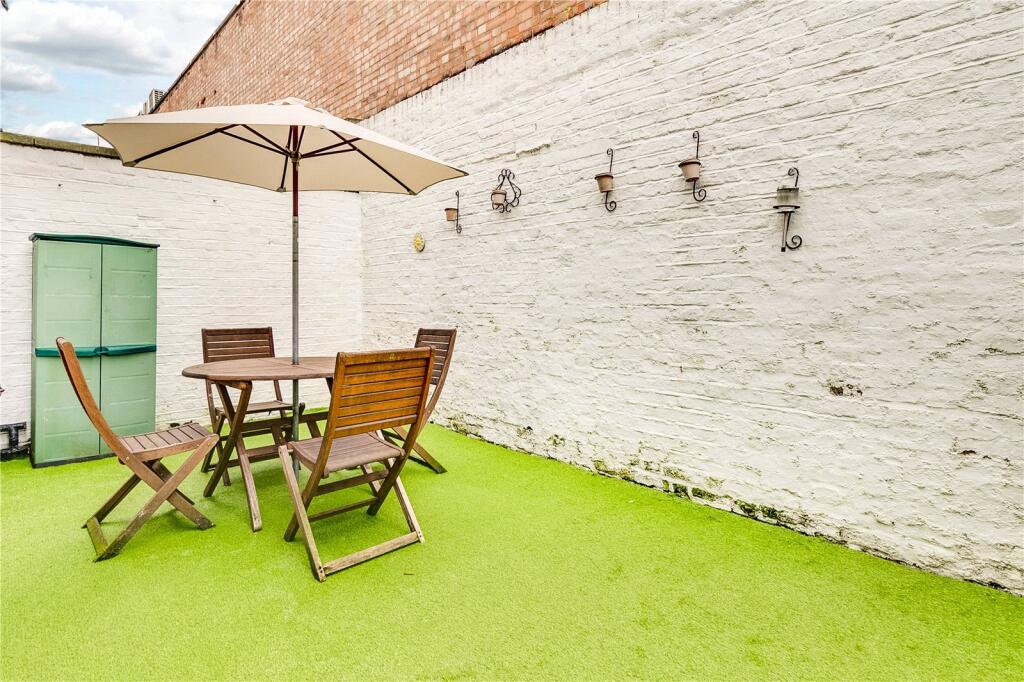 2 bed Mid Terraced House for rent in Fulham. From Chestertons Estate Agents - Fulham Road Lettings