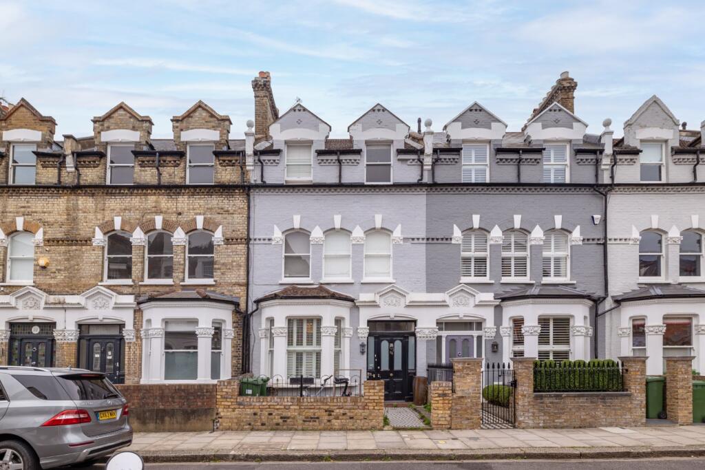 2 bed 1st Floor Flat for rent in Fulham. From Chestertons Estate Agents - Fulham Road Lettings