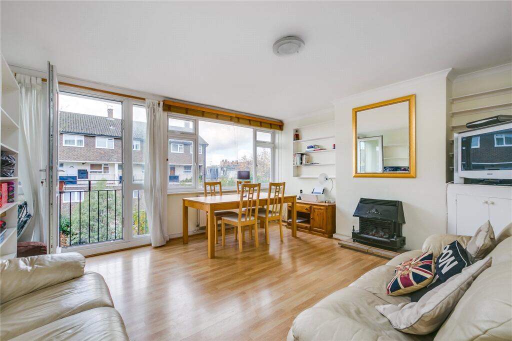 3 bed 1st Floor Flat for rent in Fulham. From Chestertons Estate Agents - Fulham Road Lettings