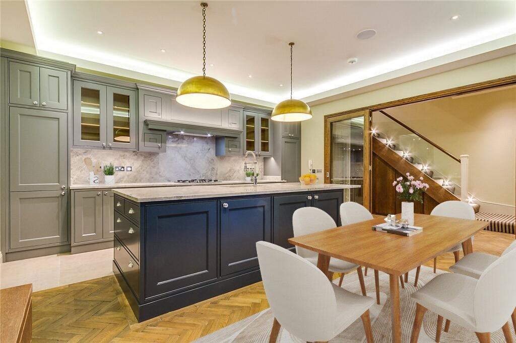 4 bed Mews for rent in Fulham. From Chestertons Estate Agents - Fulham Road Lettings