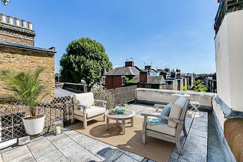 1 bed 1st Floor Flat for rent in Fulham. From Chestertons Estate Agents - Fulham Road Lettings