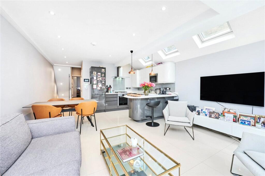 2 bed 1st Floor Flat for rent in Fulham. From Chestertons Estate Agents - Fulham Road Lettings