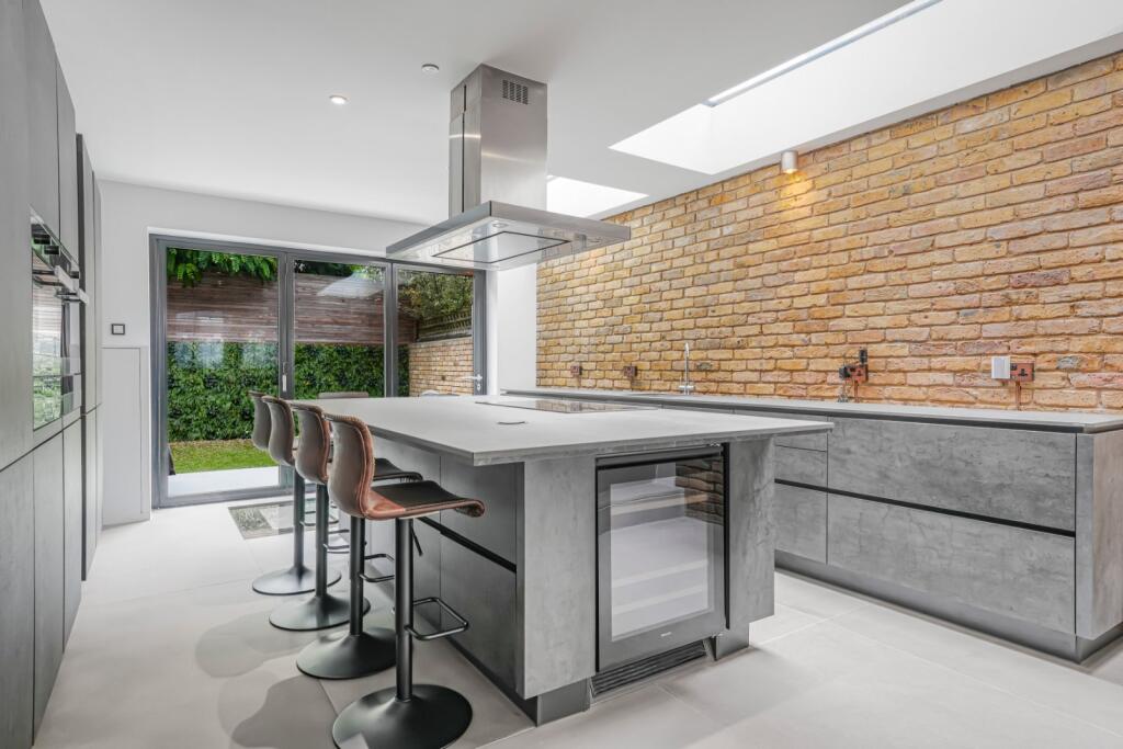 4 bed Mid Terraced House for rent in Hammersmith. From Chestertons Estate Agents - Fulham Road Lettings