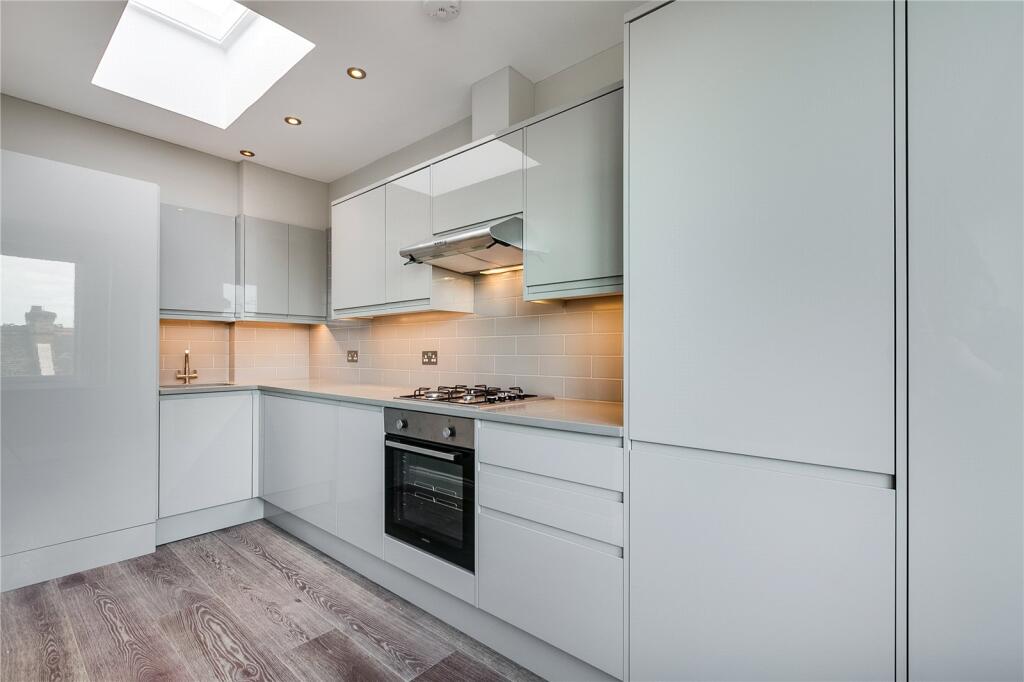 1 bed 1st Floor Flat for rent in Fulham. From Chestertons Estate Agents - Fulham Road Lettings