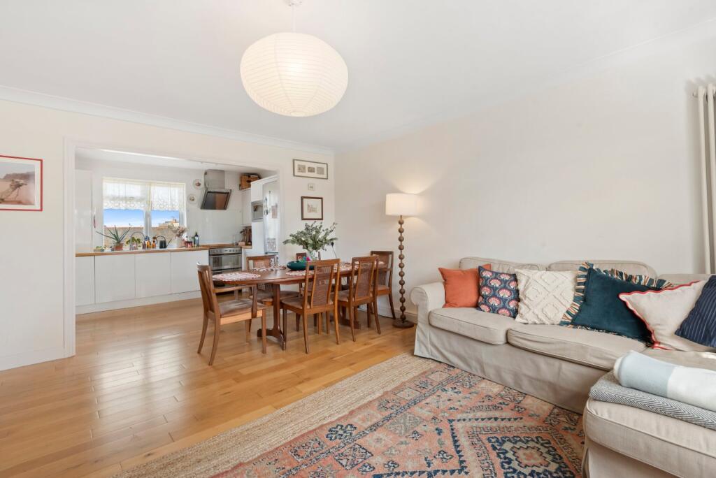 2 bed 1st Floor Flat for rent in Fulham. From Chestertons Estate Agents - Fulham Road Lettings