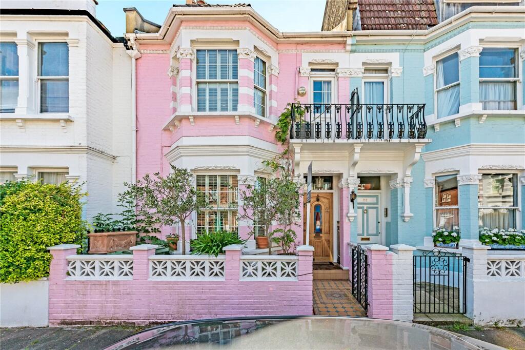 4 bed Mid Terraced House for rent in Fulham. From Chestertons Estate Agents - Fulham Road Lettings