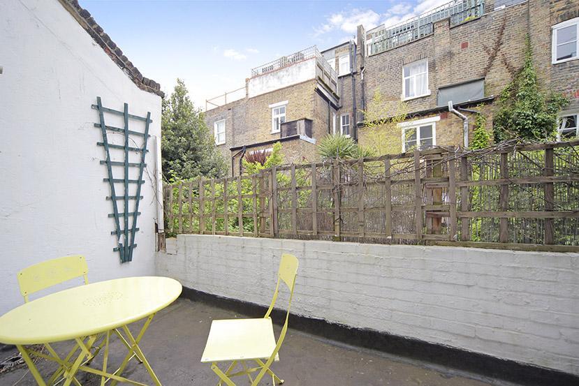 1 bed 1st Floor Flat for rent in Fulham. From Chestertons Estate Agents - Fulham Road Lettings