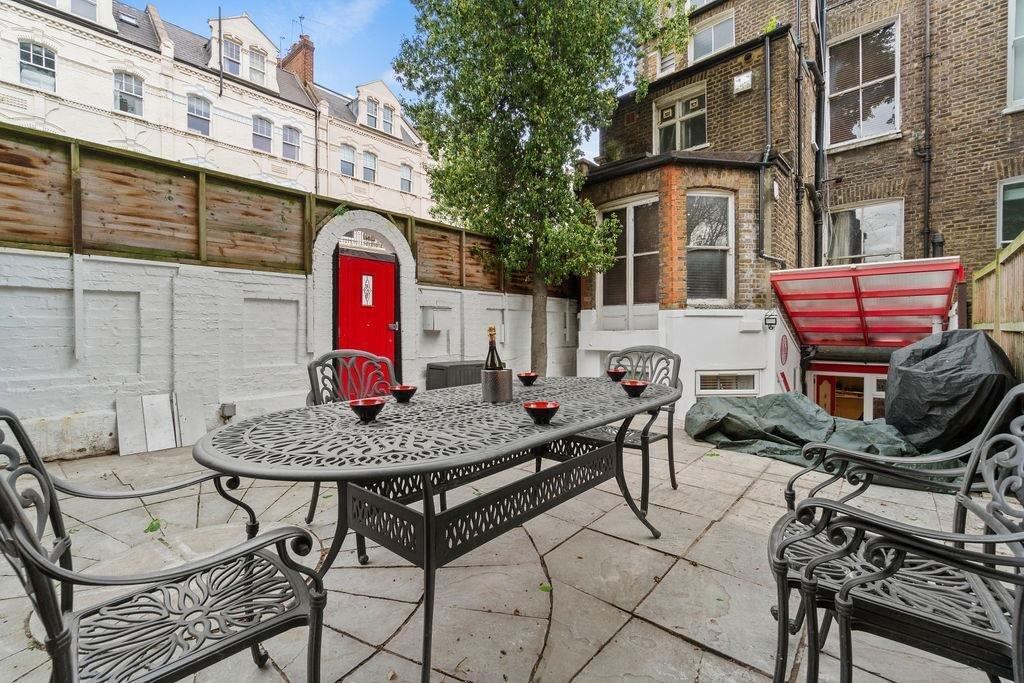 2 bed 1st Floor Flat for rent in Kensington. From Chestertons Estate Agents - Fulham Road Lettings