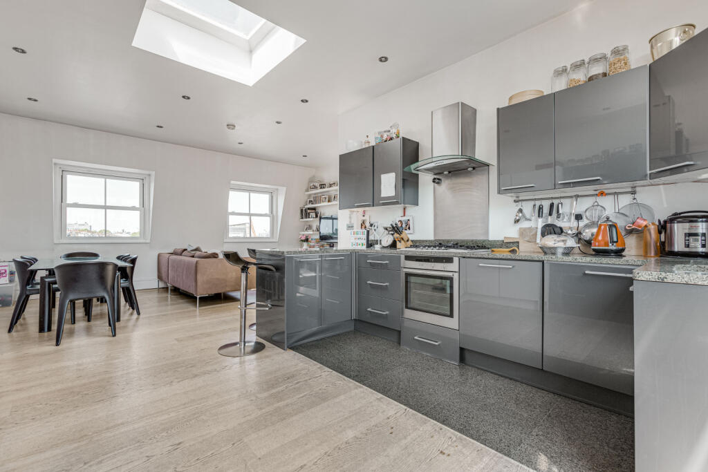 3 bed 1st Floor Flat for rent in Fulham. From Chestertons Estate Agents - Fulham Road Lettings