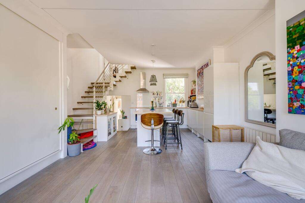 3 bed Annexe for rent in Fulham. From Chestertons Estate Agents - Fulham Road Lettings