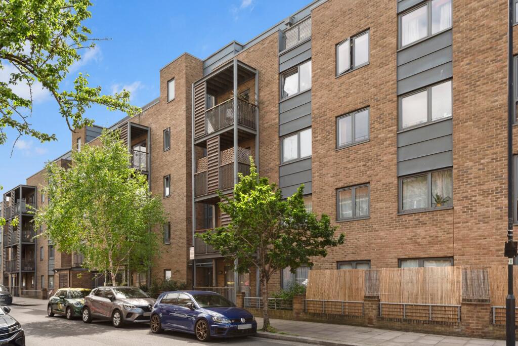 1 bed 1st Floor Flat for rent in Fulham. From Chestertons Estate Agents - Fulham Road Lettings