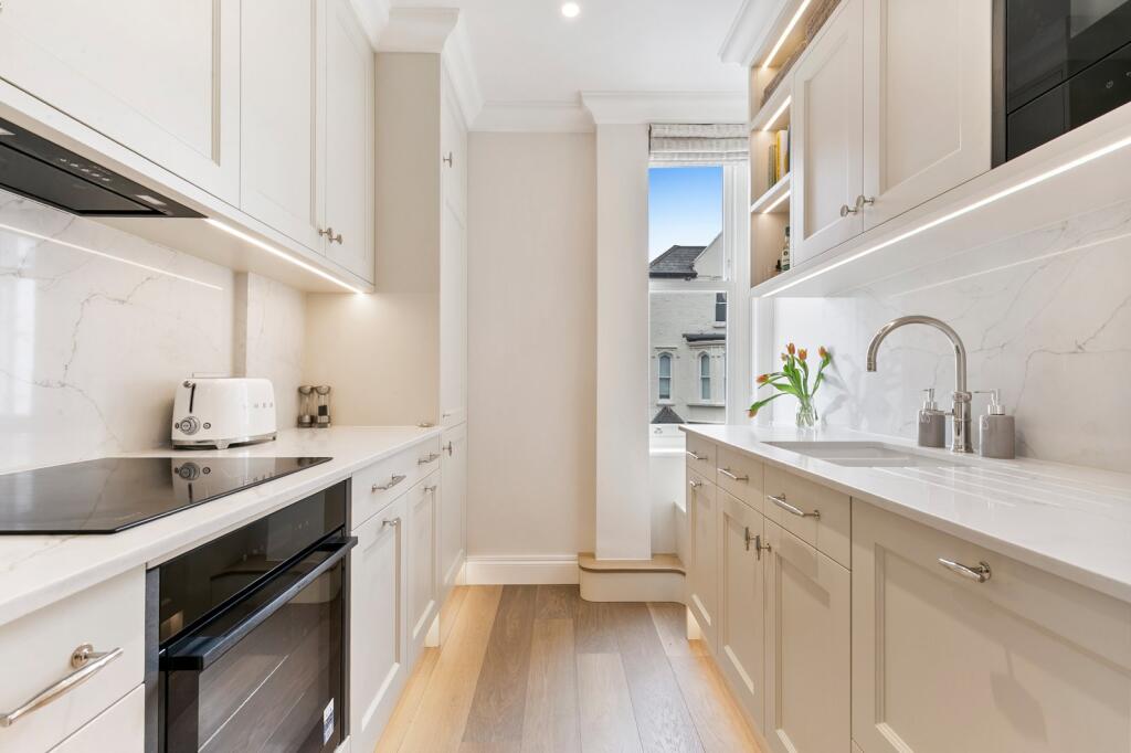 1 bed 1st Floor Flat for rent in Fulham. From Chestertons Estate Agents - Fulham Road Lettings