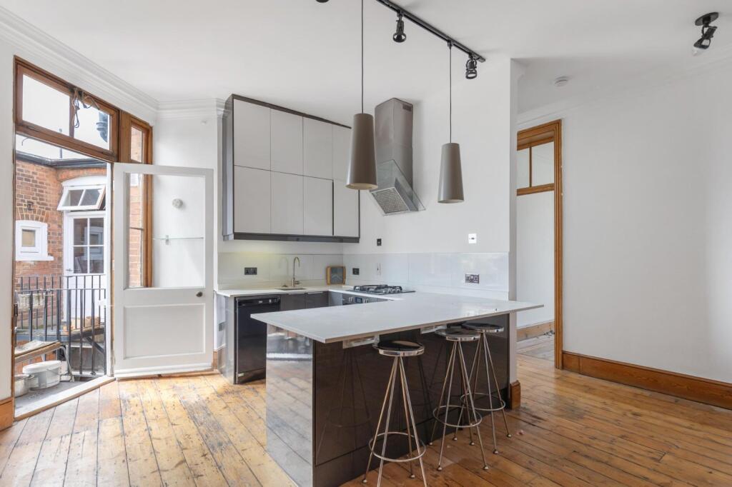 2 bed 1st Floor Flat for rent in Fulham. From Chestertons Estate Agents - Fulham Road Lettings