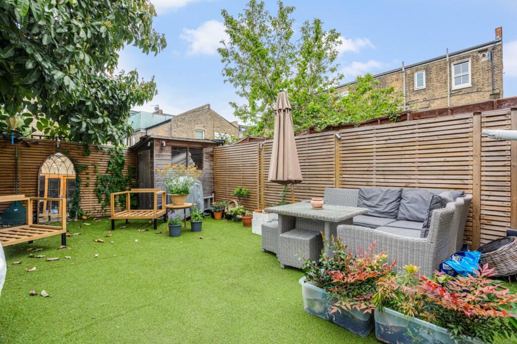 3 bed 1st Floor Flat for rent in Fulham. From Chestertons Estate Agents - Fulham Road Lettings 3 bed 1st Floor Flat for rent in Fulham. From Chestertons Estate Agents - Fulham Road Lettings