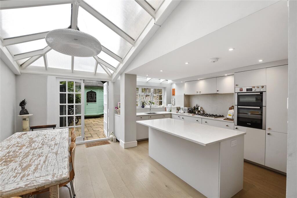 5 bed Mid Terraced House for rent in Fulham. From Chestertons Estate Agents - Fulham Road Lettings 5 bed Mid Terraced House for rent in Fulham. From Chestertons Estate Agents - Fulham Road Lettings