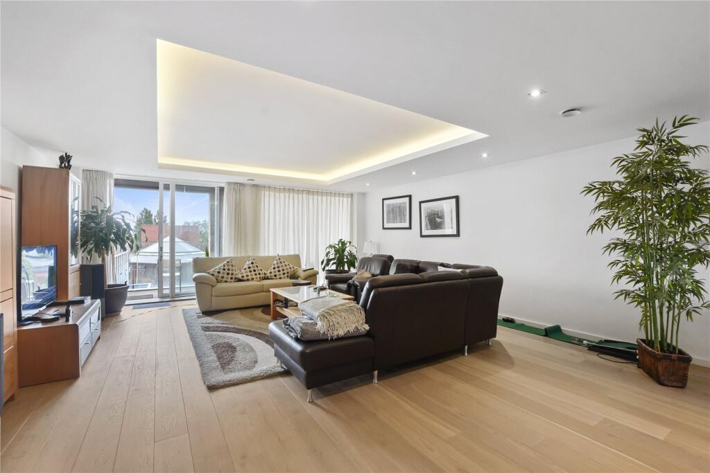 3 bed 1st Floor Flat for rent in Fulham. From Chestertons Estate Agents - Fulham Road Lettings