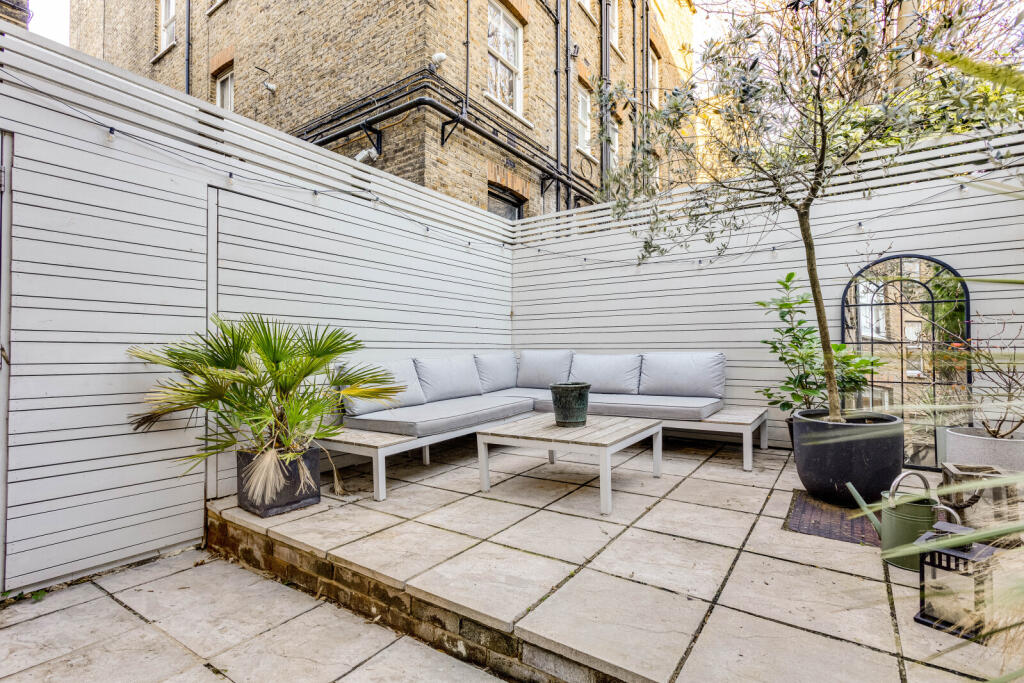 2 bed 1st Floor Flat for rent in Fulham. From Chestertons Estate Agents - Fulham Road Lettings