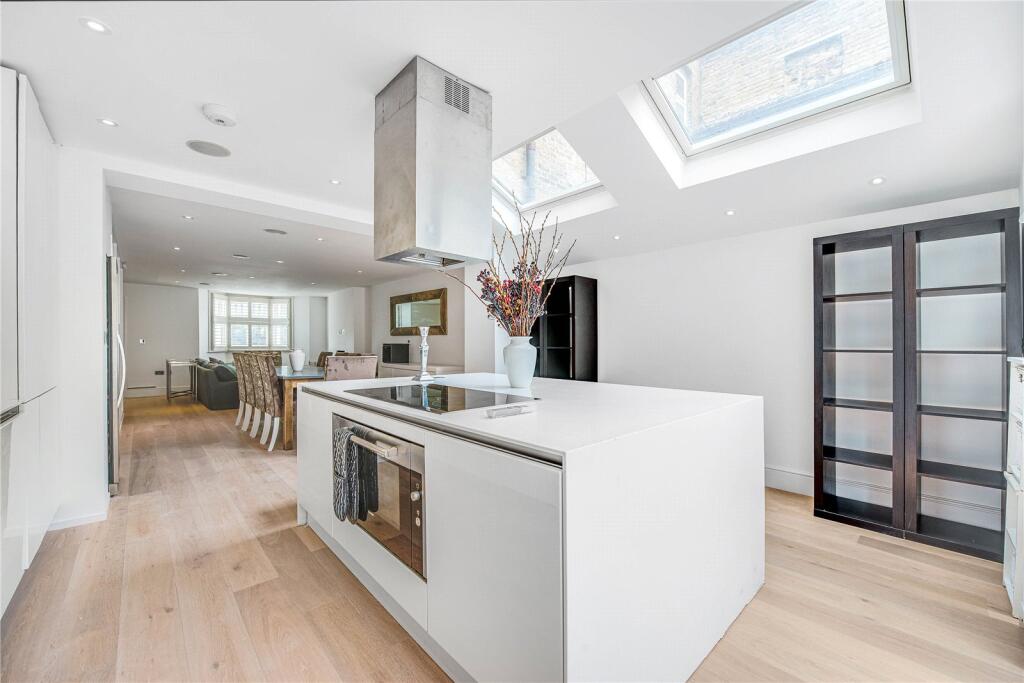 4 bed Mid Terraced House for rent in Fulham. From Chestertons Estate Agents - Fulham Road Lettings