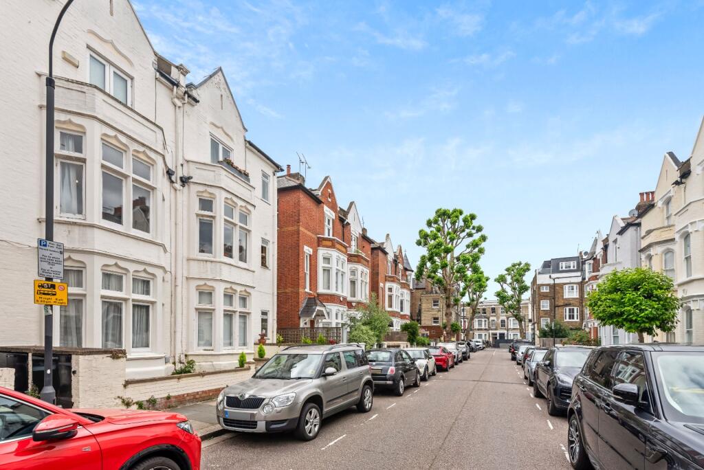 1 bed 1st Floor Flat for rent in Fulham. From Chestertons Estate Agents - Fulham Road Lettings