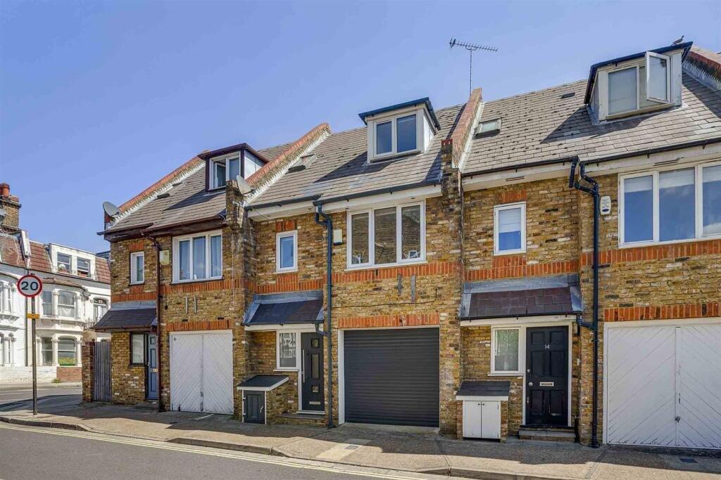 3 bed Mid Terraced House for rent in Fulham. From Chestertons Estate Agents - Fulham Road Lettings