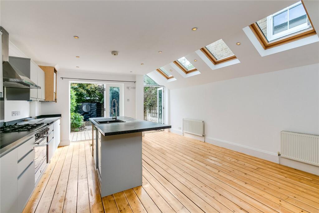 4 bed Mid Terraced House for rent in Fulham. From Chestertons Estate Agents - Fulham Road Lettings