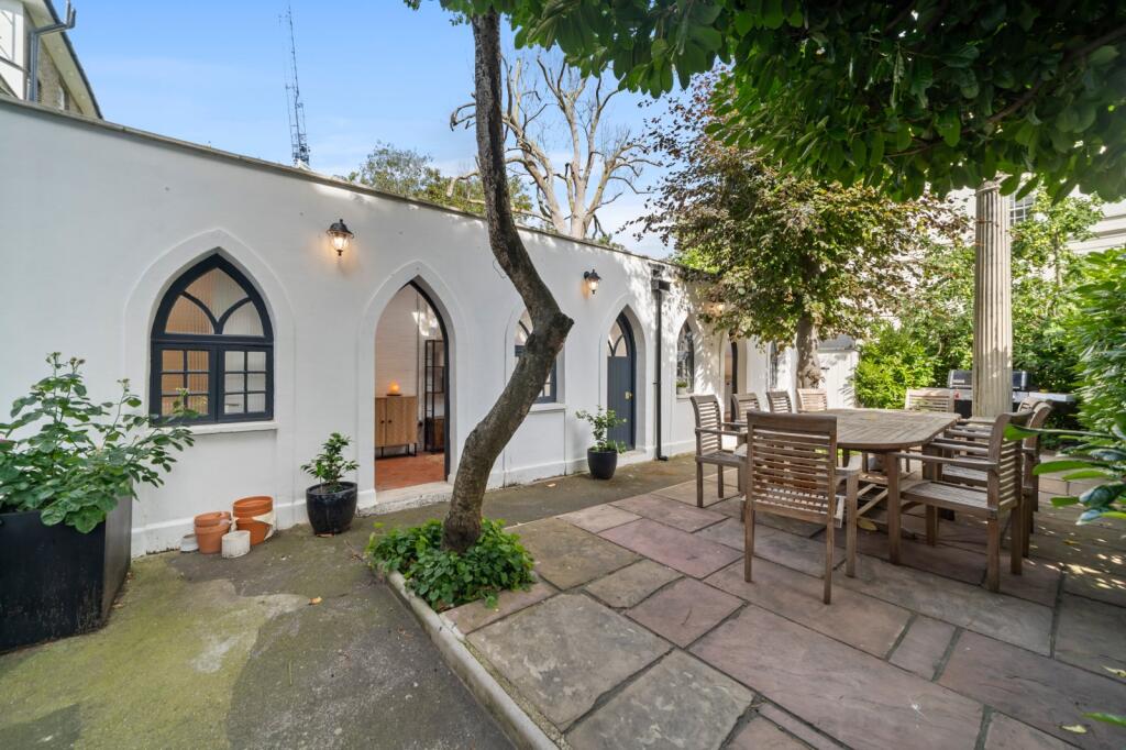 4 bed 1st Floor Flat for rent in Fulham. From Chestertons Estate Agents - Fulham Road Lettings