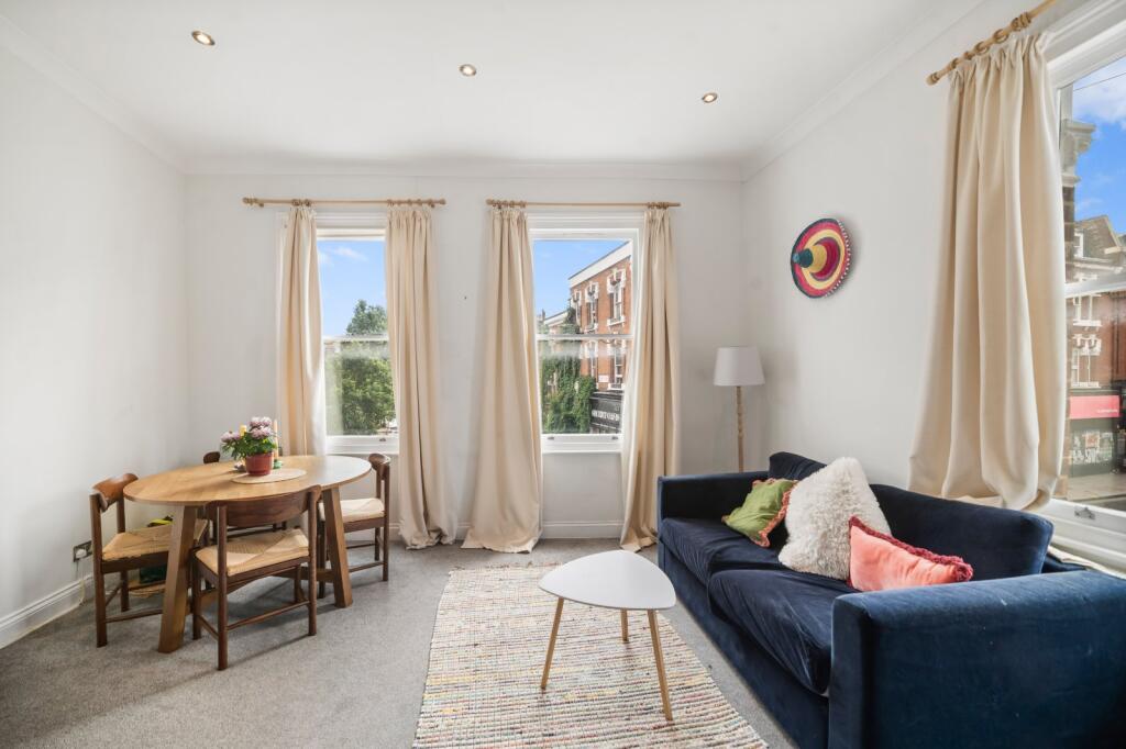 2 bed 1st Floor Flat for rent in Fulham. From Chestertons Estate Agents - Fulham Road Lettings