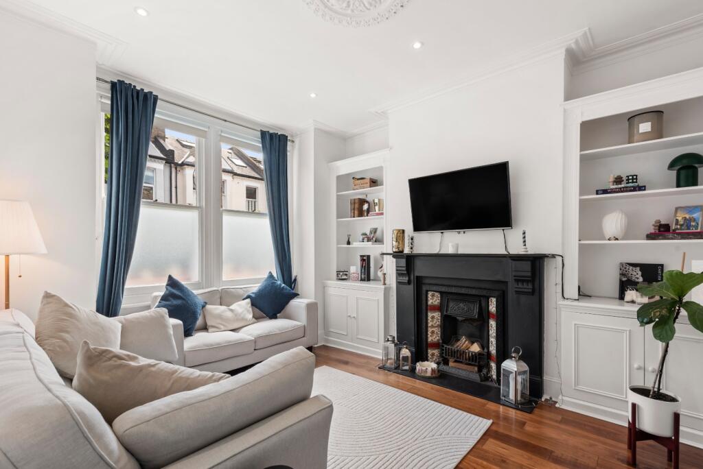2 bed 1st Floor Flat for rent in Fulham. From Chestertons Estate Agents - Fulham Road Lettings