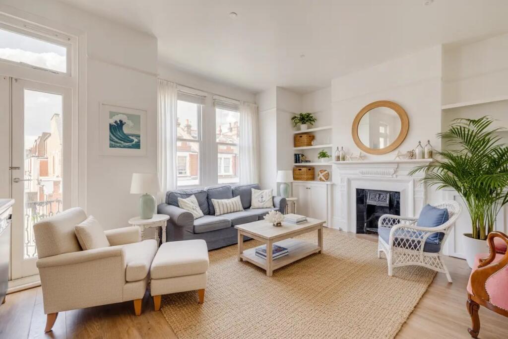 2 bed 1st Floor Flat for rent in Fulham. From Chestertons Estate Agents - Fulham Road Lettings