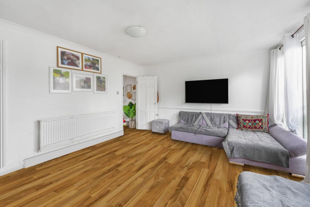 3 bed 1st Floor Flat for rent in Fulham. From Chestertons Estate Agents - Fulham Road Lettings