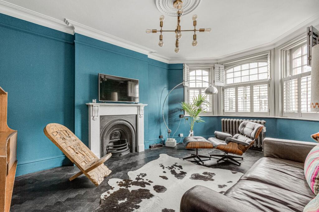 3 bed 1st Floor Flat for rent in Kensington. From Chestertons Estate Agents - Fulham Road Lettings