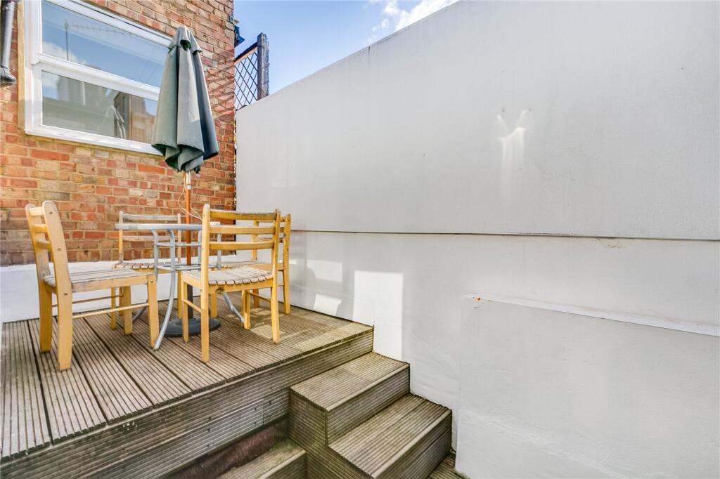 2 bed 1st Floor Flat for rent in Fulham. From Chestertons Estate Agents - Fulham Road Lettings