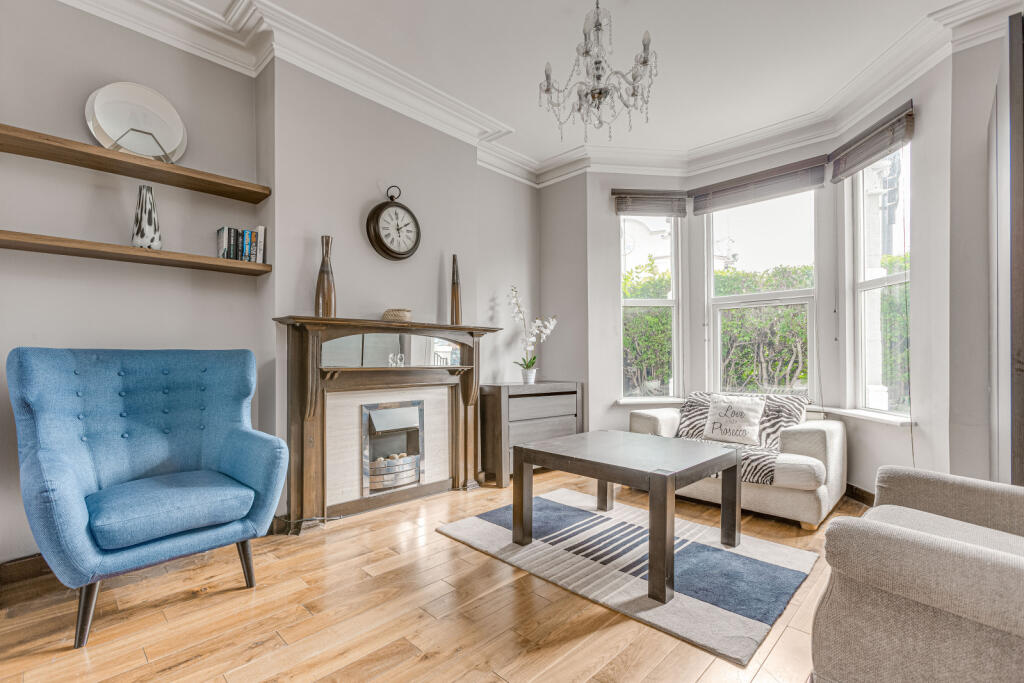 4 bed Mid Terraced House for rent in Fulham. From Chestertons Estate Agents - Fulham Road Lettings