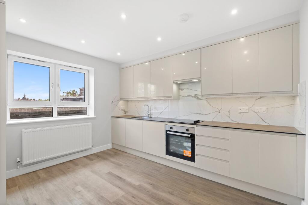 3 bed 1st Floor Flat for rent in Fulham. From Chestertons Estate Agents - Fulham Road Lettings