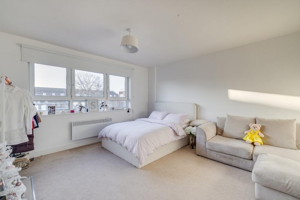 4 bed 1st Floor Flat for rent in Fulham. From Chestertons Estate Agents - Fulham Road Lettings 4 bed 1st Floor Flat for rent in Fulham. From Chestertons Estate Agents - Fulham Road Lettings