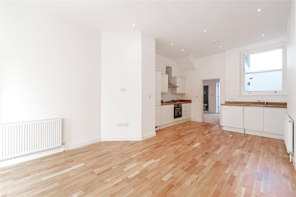 3 bed 1st Floor Flat for rent in Fulham. From Chestertons Estate Agents - Fulham Road Lettings