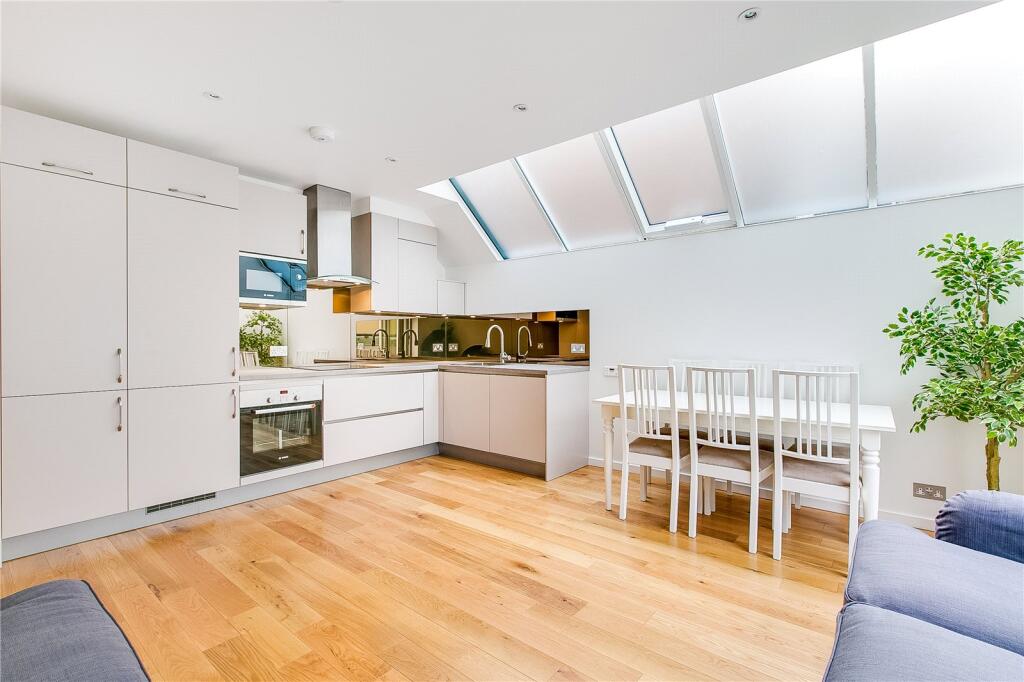 2 bed 1st Floor Flat for rent in Fulham. From Chestertons Estate Agents - Fulham Road Lettings