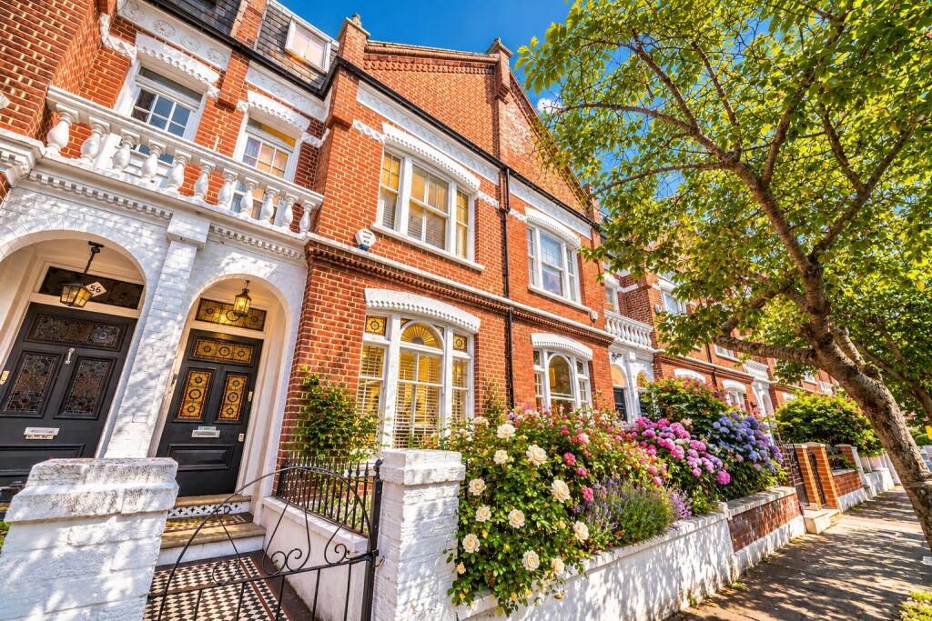 5 bed Mid Terraced House for rent in Fulham. From Chestertons Estate Agents - Fulham Road Lettings