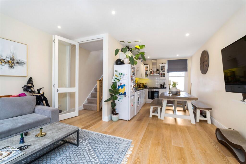 3 bed 1st Floor Flat for rent in Fulham. From Chestertons Estate Agents - Fulham Road Lettings 3 bed 1st Floor Flat for rent in Fulham. From Chestertons Estate Agents - Fulham Road Lettings