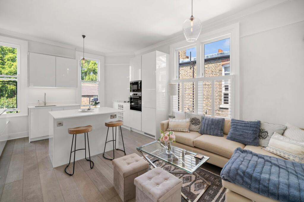 3 bed 1st Floor Flat for rent in Fulham. From Chestertons Estate Agents - Fulham Road Lettings