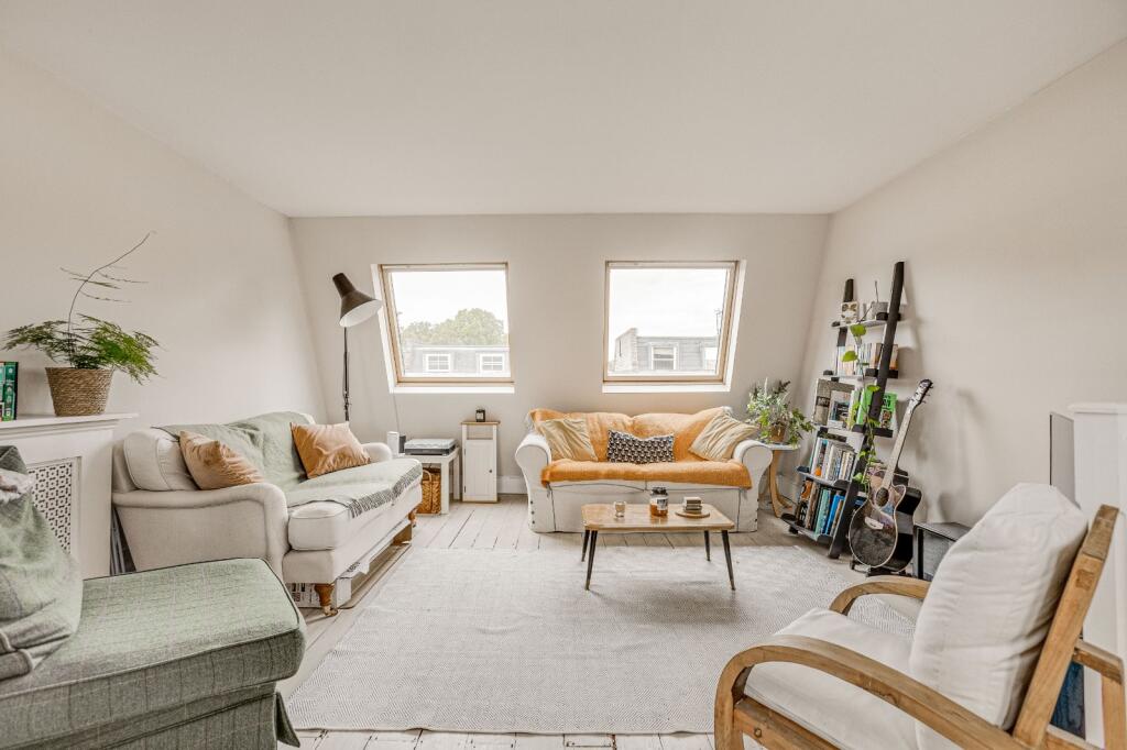 2 bed 1st Floor Flat for rent in Fulham. From Chestertons Estate Agents - Fulham Road Lettings