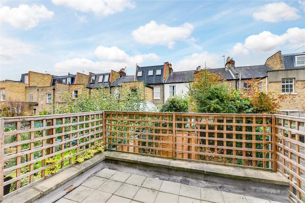 1 bed 1st Floor Flat for rent in Fulham. From Chestertons Estate Agents - Fulham Road Lettings