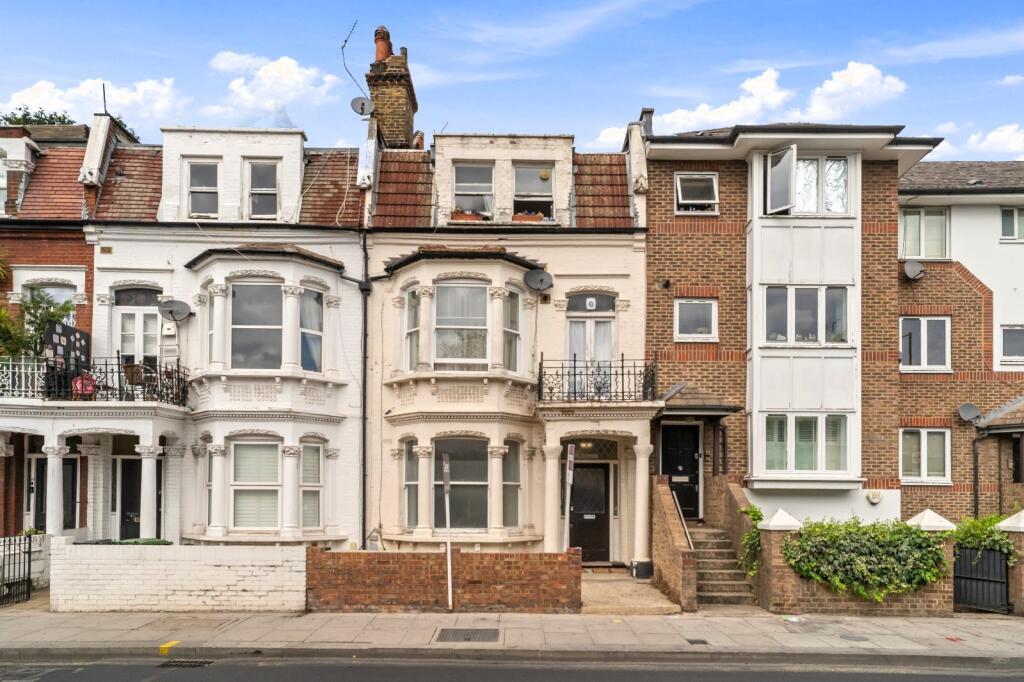 2 bed Detached for rent in Fulham. From Chestertons Estate Agents - Fulham Road Lettings