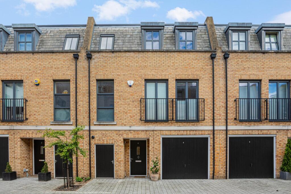 3 bed Mews for rent in Fulham. From Chestertons Estate Agents - Fulham Road Lettings