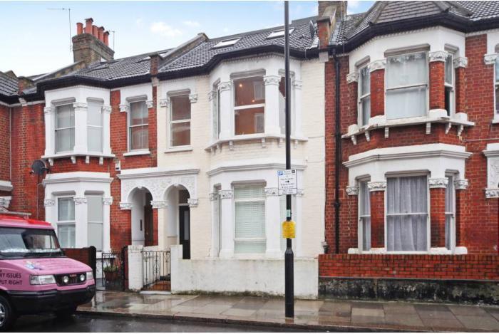 3 bed 1st Floor Flat for rent in Fulham. From Chestertons Estate Agents - Fulham Road Lettings