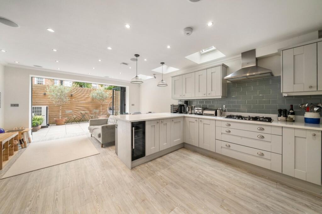 4 bed Mid Terraced House for rent in Fulham. From Chestertons Estate Agents - Fulham Road Lettings