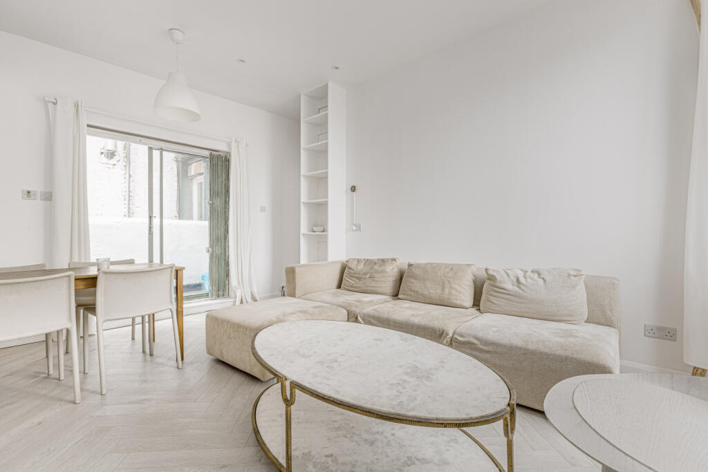 2 bed 1st Floor Flat for rent in Fulham. From Chestertons Estate Agents - Fulham Road Lettings 2 bed 1st Floor Flat for rent in Fulham. From Chestertons Estate Agents - Fulham Road Lettings