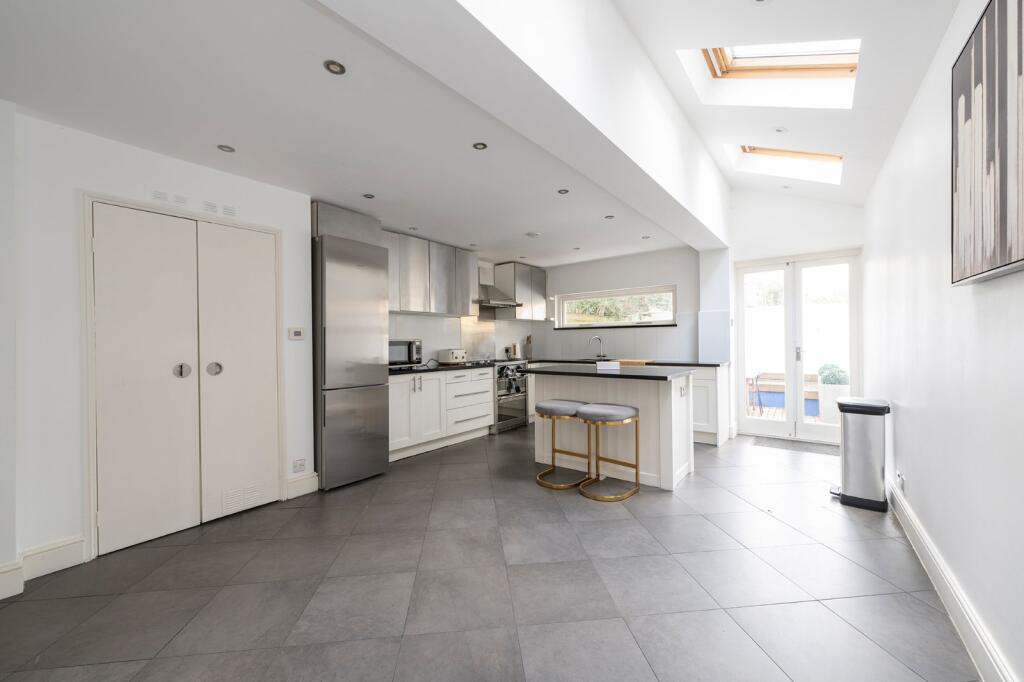 4 bed Mid Terraced House for rent in Fulham. From Chestertons Estate Agents - Fulham Road Lettings