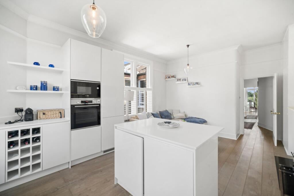 3 bed 1st Floor Flat for rent in Fulham. From Chestertons Estate Agents - Fulham Road Lettings
